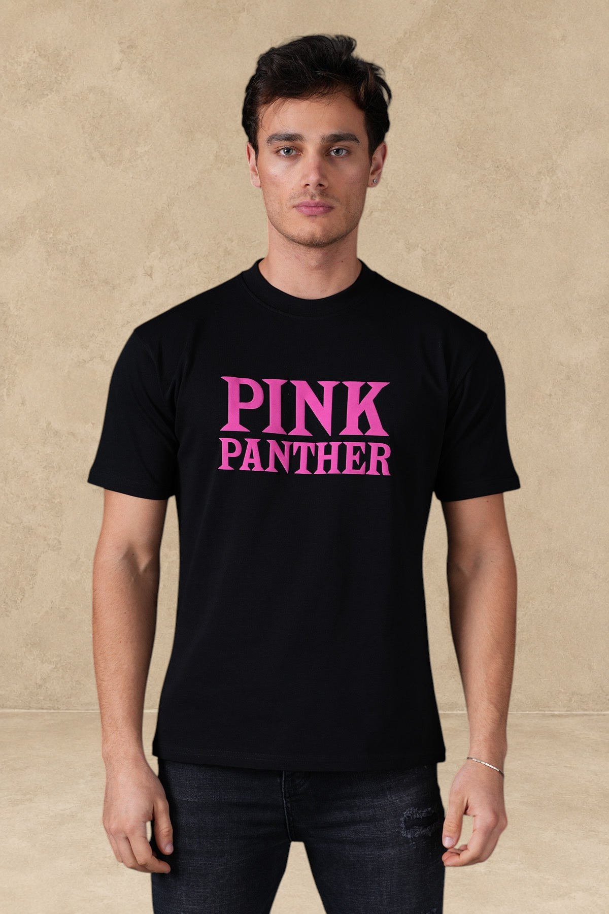 Homme portant un t-shirt noir en coton Stayin avec imprimé Pink Panther rose et col rond