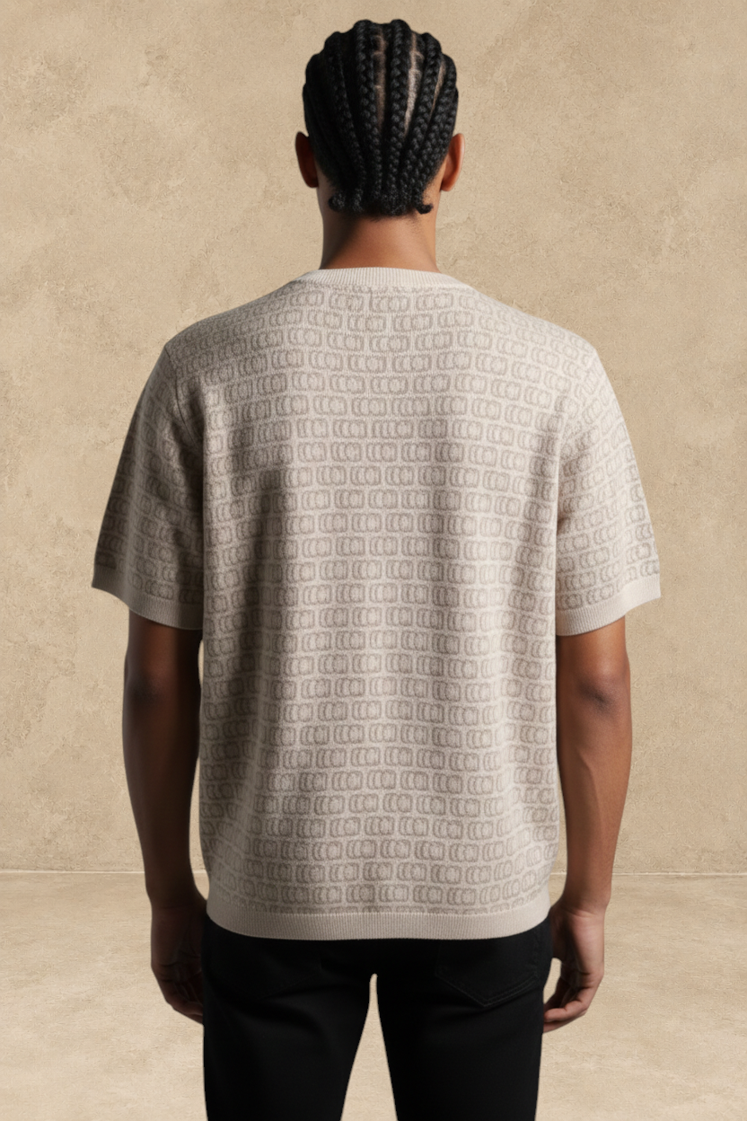 Vue arrière d'un homme portant un t-shirt Stayin beige oversize à col rond avec un motif géométrique imprimé