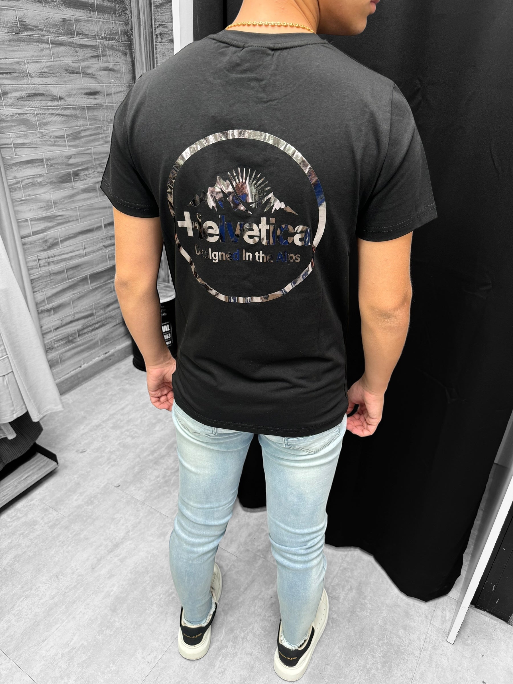 Helvetica - T-shirt Finn noir