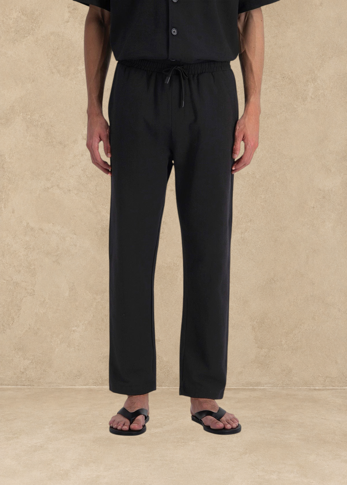 Pantalon Bali noir Stayin à coupe large avec taille élastique et cordon de serrage porté par un mannequin