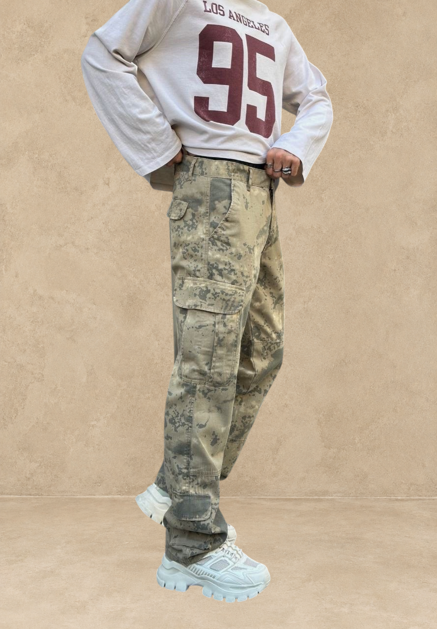 Pantalon cargo Stayin à motif camouflage beige avec coupe ample et poches latérales, porté par un mannequin