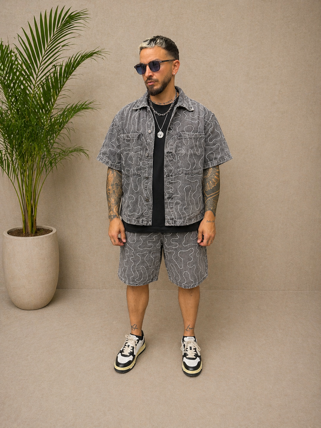 Ensemble short et chemise en jean gris à motifs