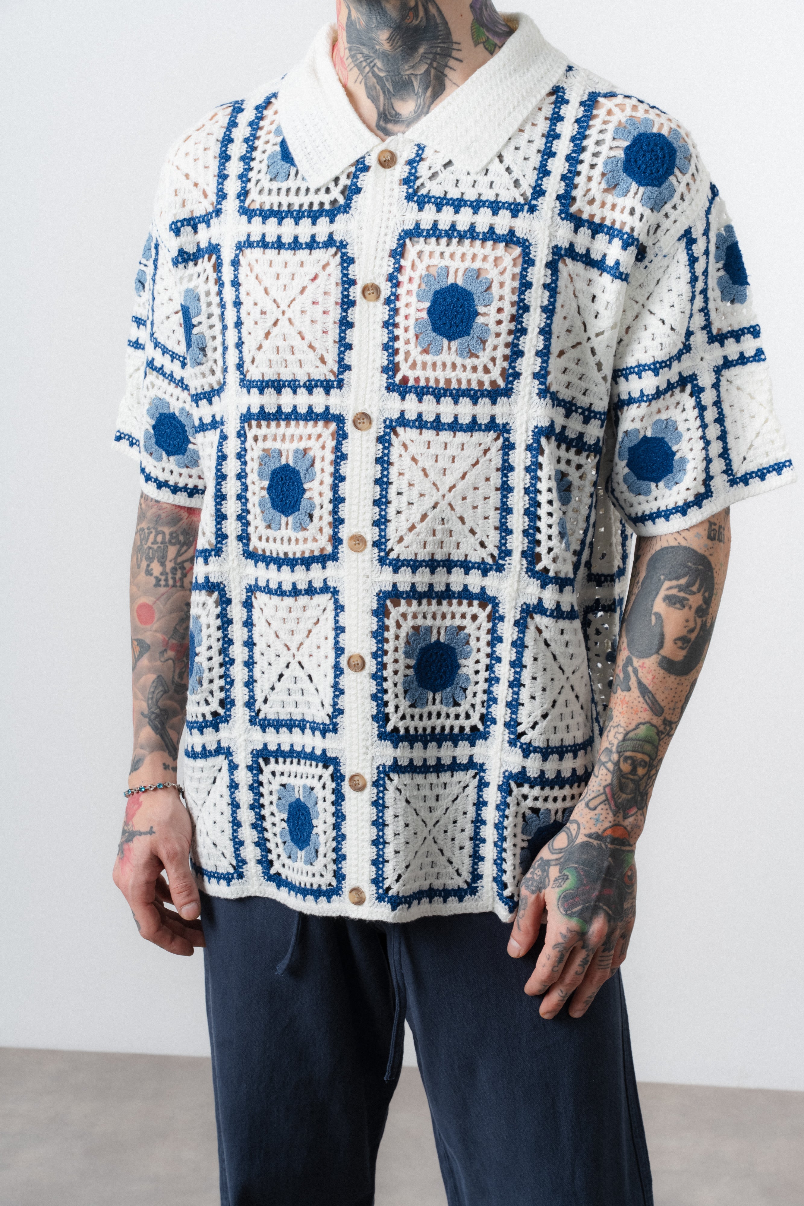Chemise crochet blanche et bleu