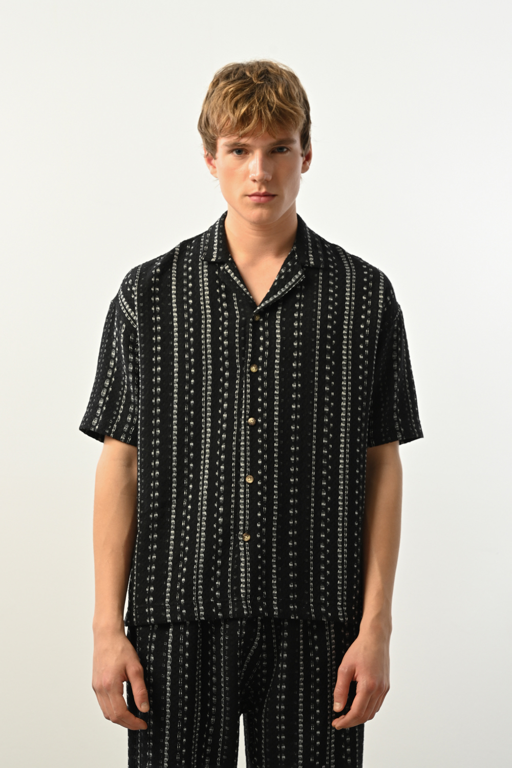 Chemise noir motif blanc