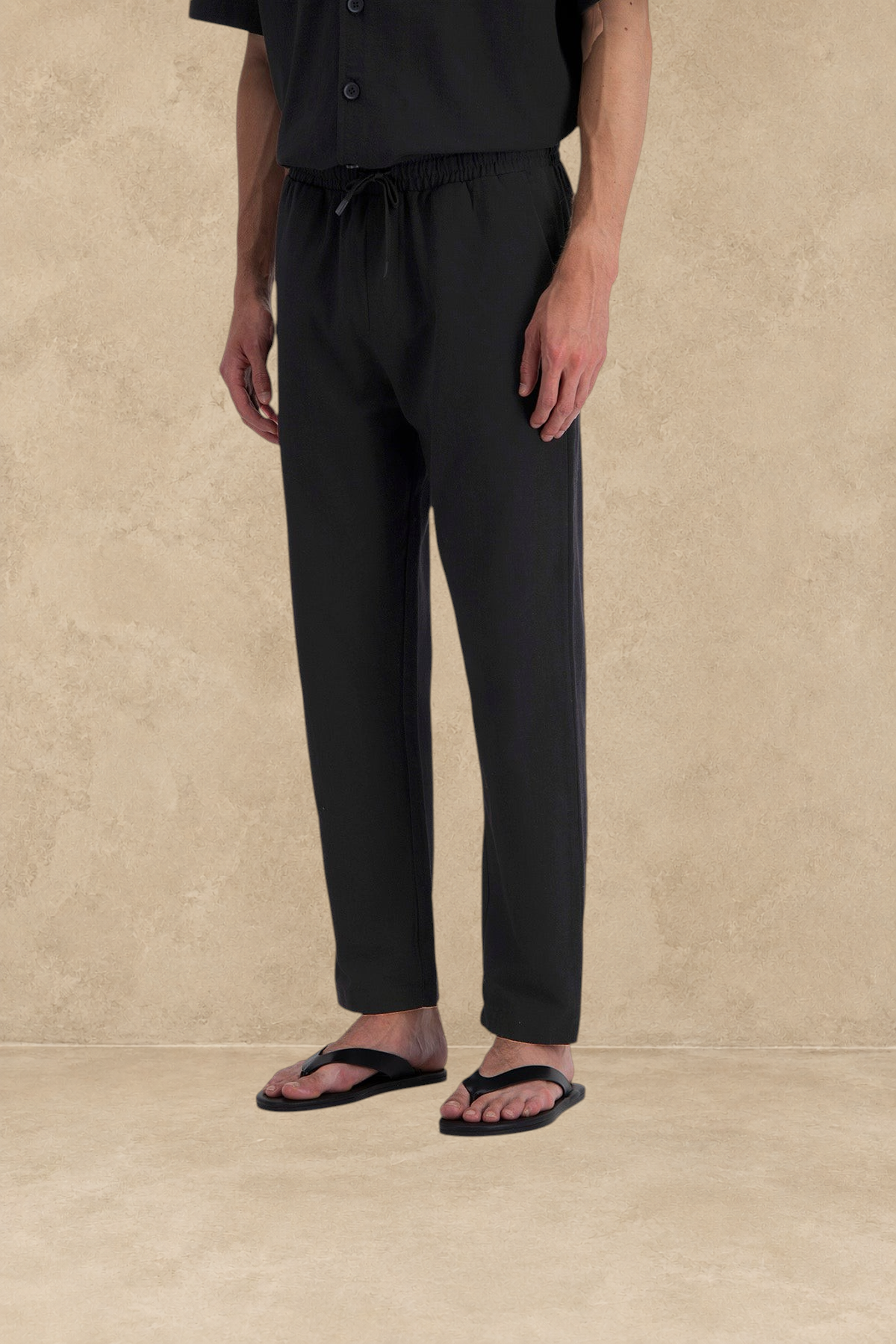 Pantalon Bali noir Stayin à coupe large avec taille élastique et cordon de serrage porté par un mannequin