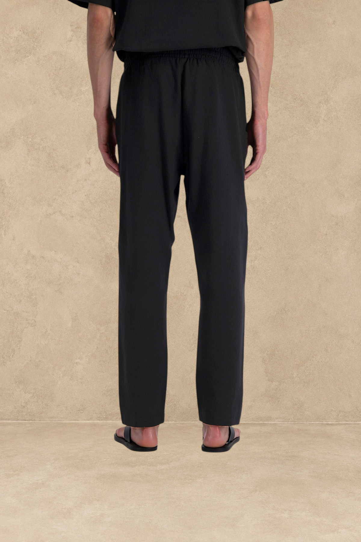 Vue arrière du pantalon Bali noir Stayin à coupe large avec taille élastique porté par un mannequin