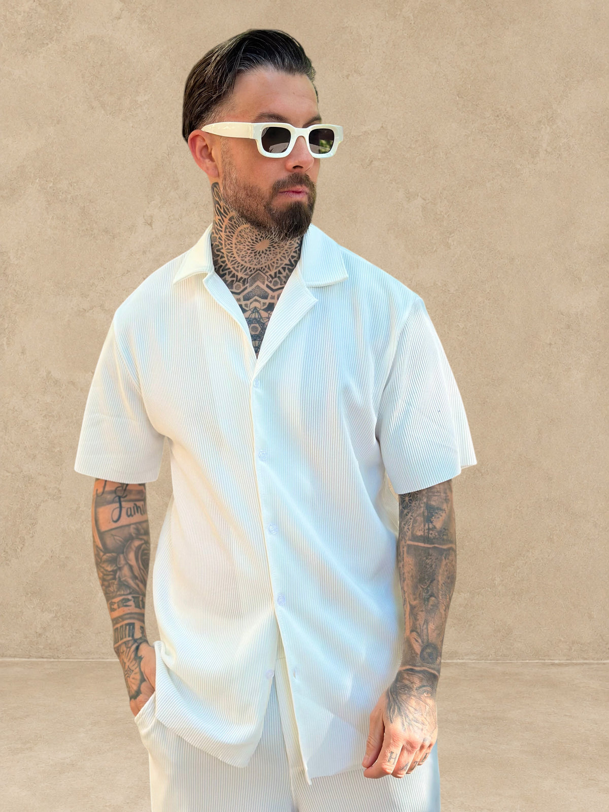 Ensemble Stayin Pablo blanc composé d'une chemise à manches courtes et d'un pantalon droit texturé pour homme