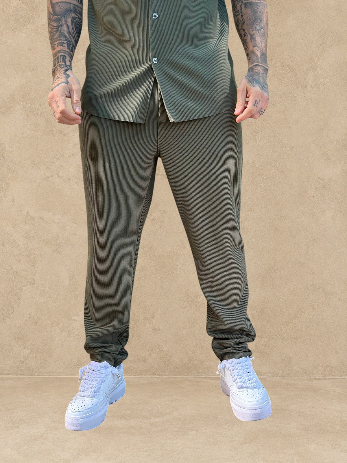 Ensemble Stayin Pablo kaki composé d'une chemise à manches courtes et d'un pantalon droit à texture plissée