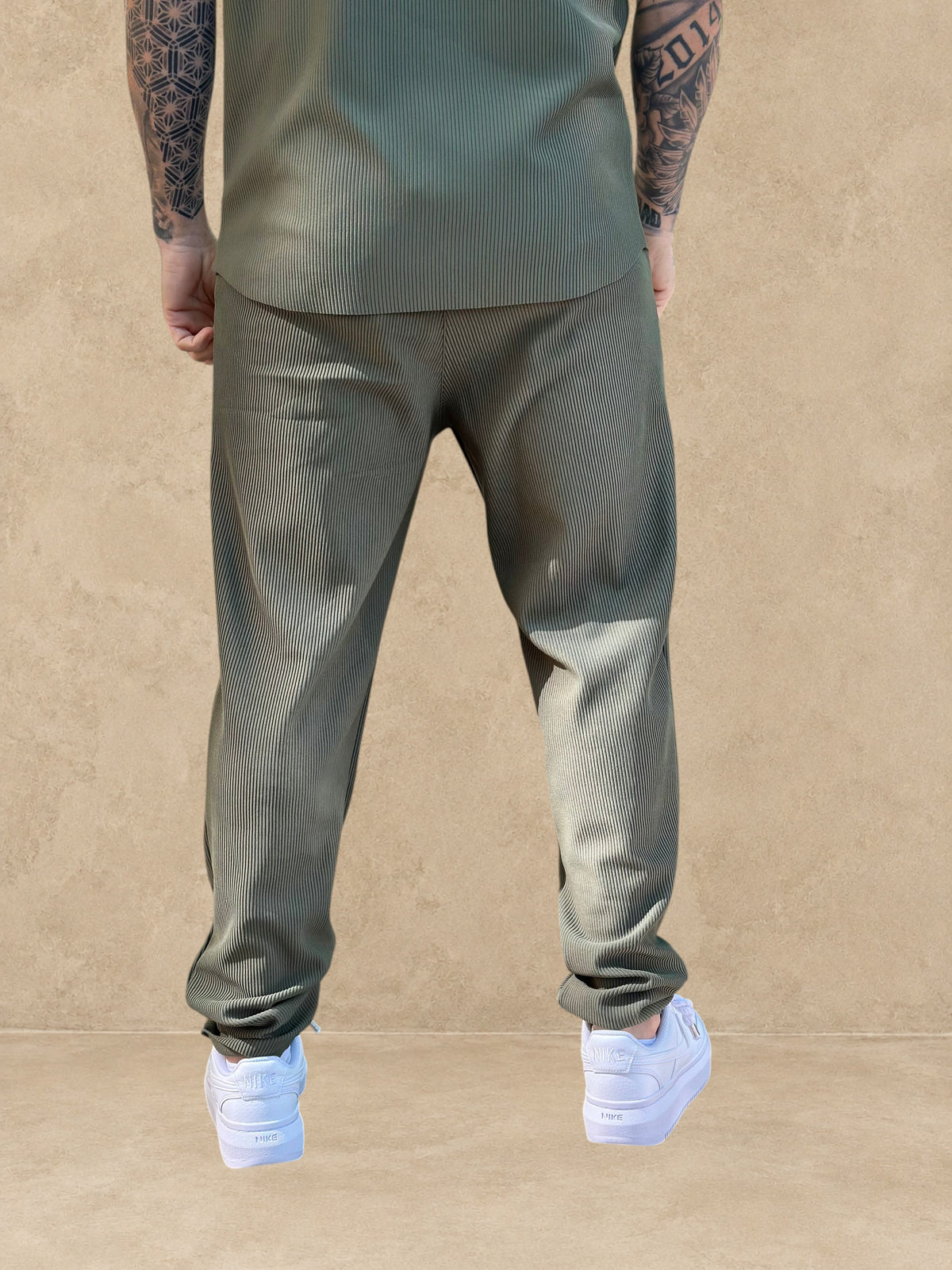 Vue arrière de l'ensemble Stayin Pablo kaki avec chemise et pantalon à texture plissée sur un mannequin