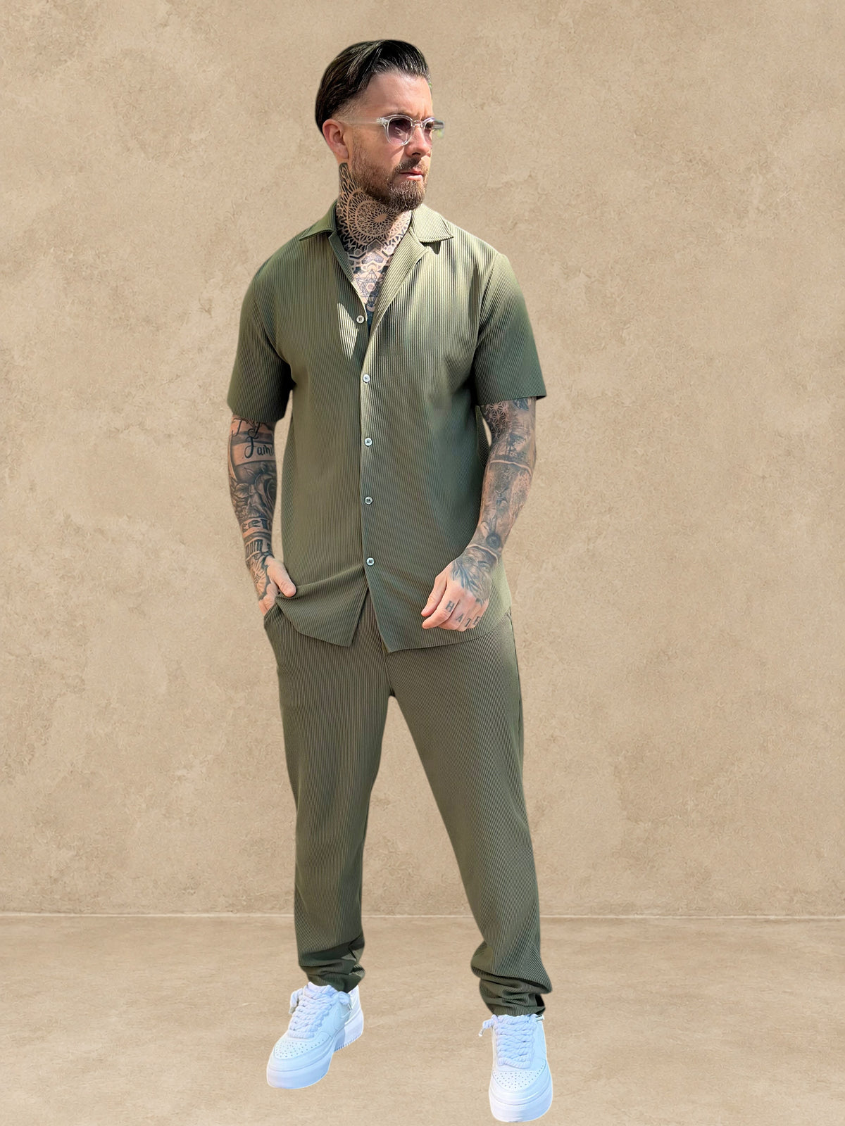 Ensemble Stayin Pablo kaki composé d'une chemise à manches courtes et d'un pantalon droit texturé porté par un homme