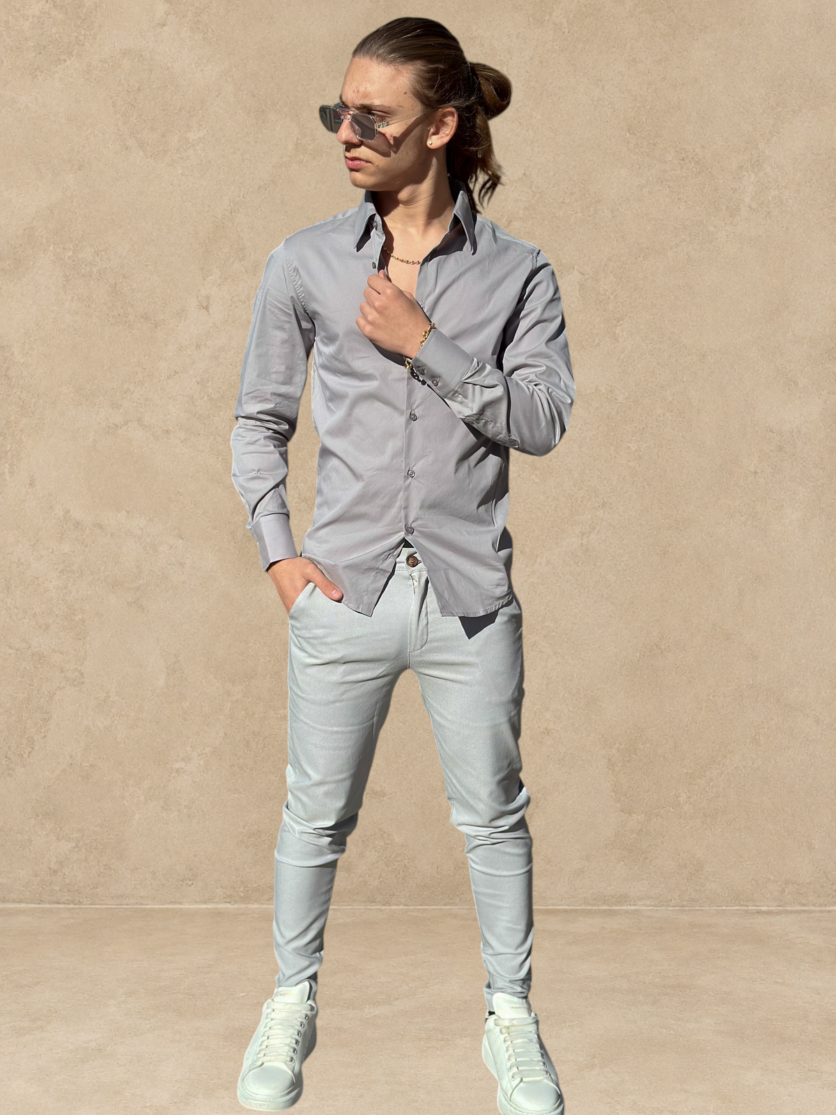 Homme portant un pantalon cosy gris Stayin avec une coupe cintrée et ajustée aux chevilles en extérieur