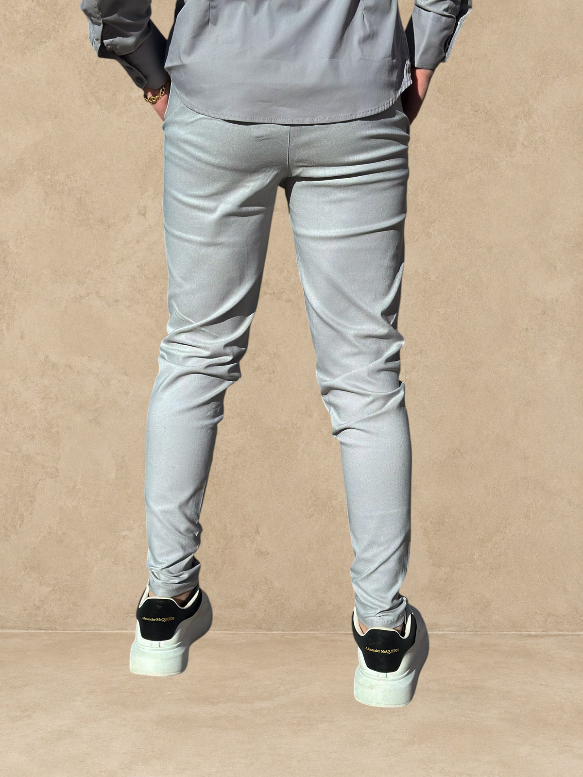 Pantalon cosy gris Stayin à coupe cintrée et ajustée aux chevilles, porté par un homme en extérieur