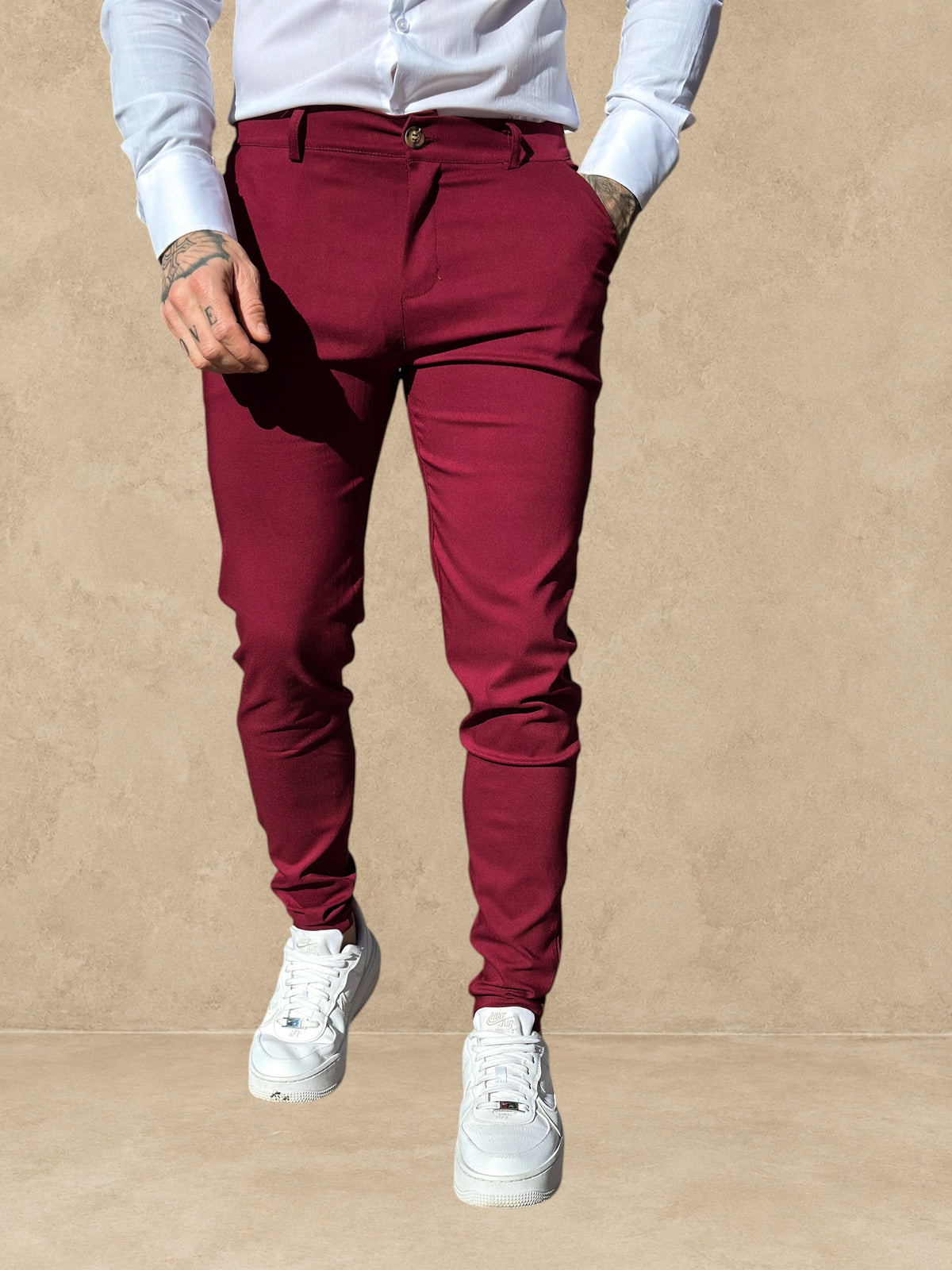 Pantalon cosy bordeaux Stayin à coupe cintrée et style pince porté avec une chemise blanche et des baskets