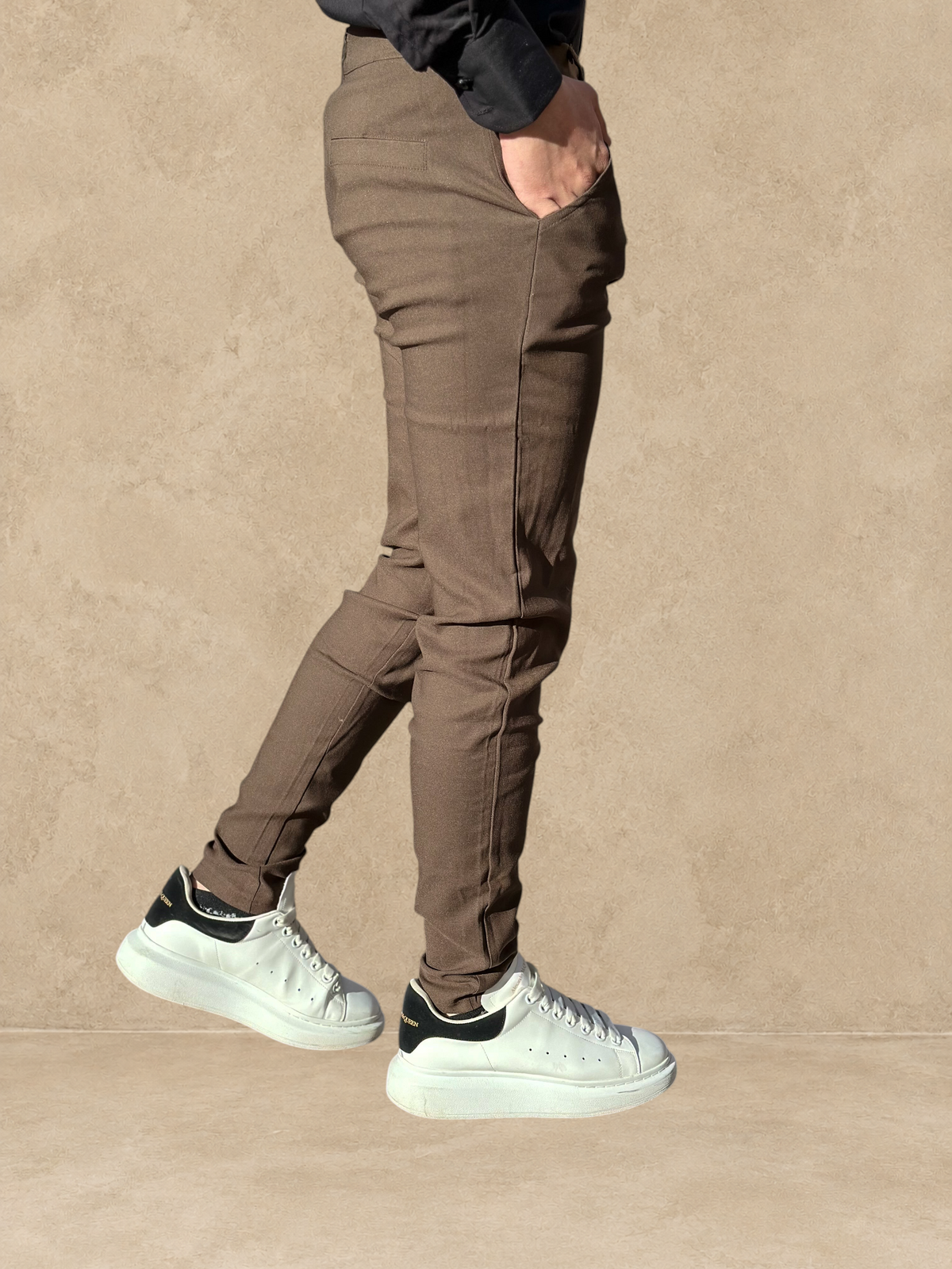 Pantalon cosy marron Stayin coupe cintrée ajustée aux chevilles porté par un mannequin avec des baskets blanches