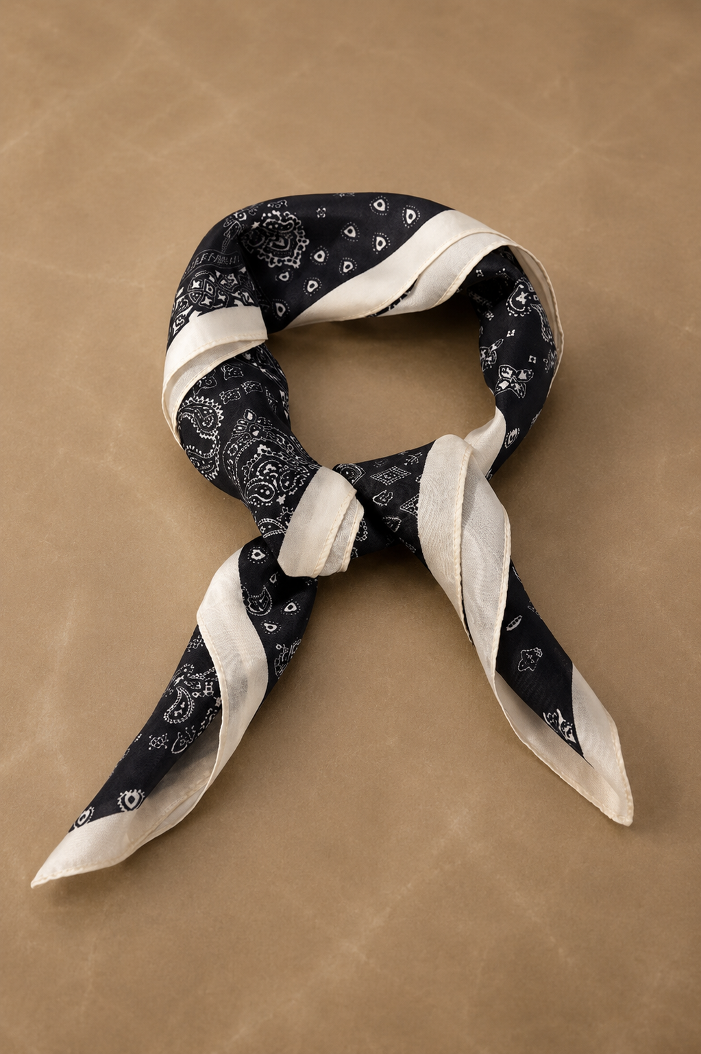 Foulard noir / blanc